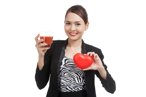 トマト ジュースと赤のハートを持つ若いアジア ビジネス女性 — ストック写真