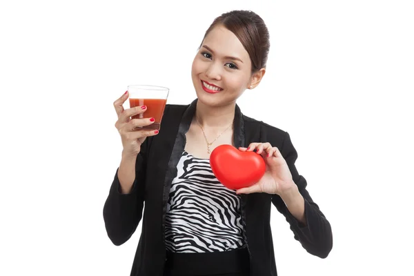 Fiatal ázsiai üzleti nő a paradicsom levet és piros szív — Stock Fotó