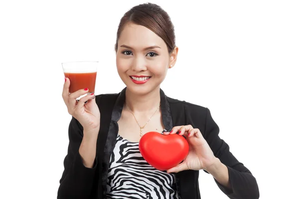 Fiatal ázsiai üzleti nő a paradicsom levet és piros szív — Stock Fotó