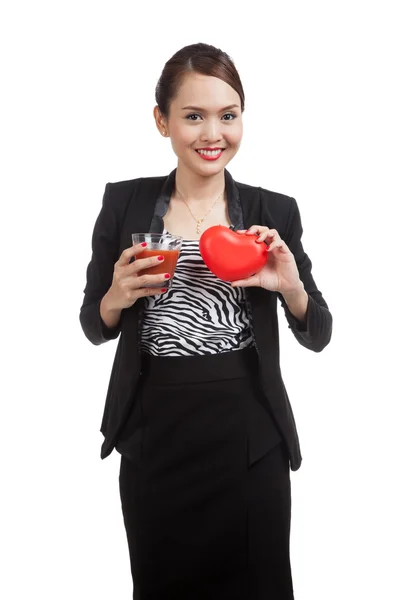 Joven mujer de negocios asiática con jugo de tomate y corazón rojo — Foto de Stock