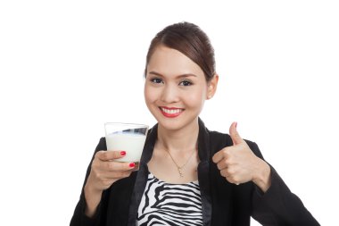 Bir bardak süt başparmak içmeyi sağlıklı Asyalı kadın