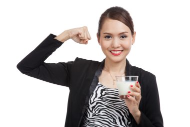 Bir bardak süt içme sağlıklı Asyalı kadın