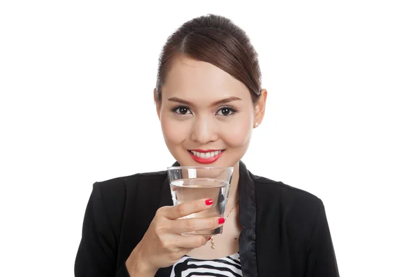 Junge asiatische Frau mit einem Glas Trinkwasser — Stockfoto