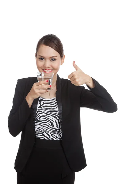 Joven mujer asiática pulgares arriba con un vaso de agua potable —  Fotos de Stock