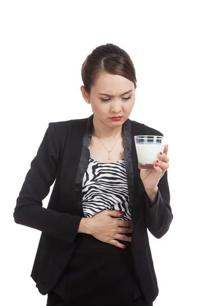 Asiatique femme boire un verre de lait eu mal à l'estomac — Photo