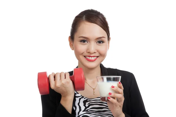 Donna asiatica sana che beve un bicchiere di latte e manubri — Foto Stock
