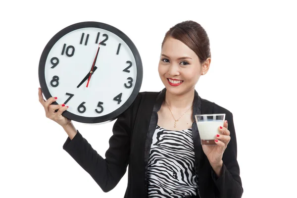 Gesunde asiatische Frau trinkt Glas Milch halten Uhr — Stockfoto