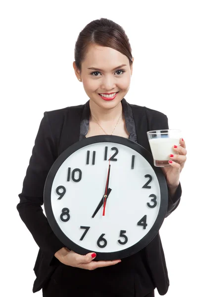 Saludable mujer asiática bebiendo vaso de leche celebrar reloj — Foto de Stock