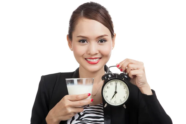 Saludable mujer asiática bebiendo vaso de leche celebrar reloj — Foto de Stock