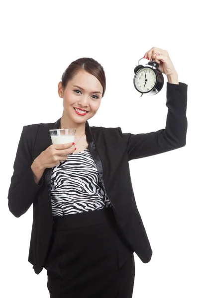 健康的亚洲女人喝杯牛奶举行时钟 — 图库照片
