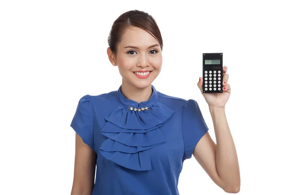 Aziatische zakelijke vrouw glimlach met calculator — Stockfoto