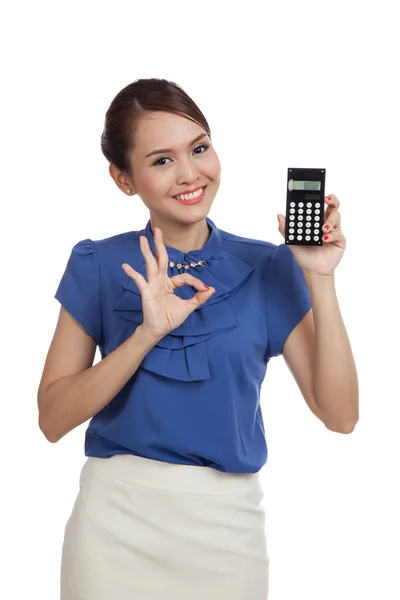 Aziatische zakenvrouw Toon Ok met calculator — Stockfoto