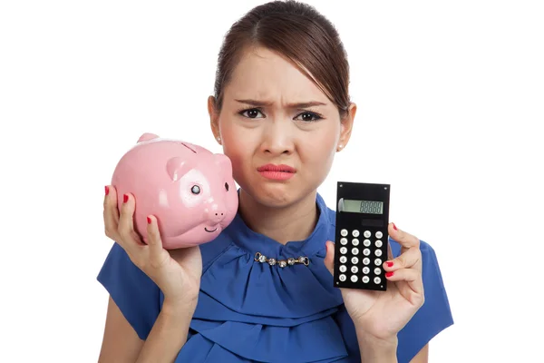 Unhappy Asian business woman with calculator and piggy bank — Stock Photo, Image