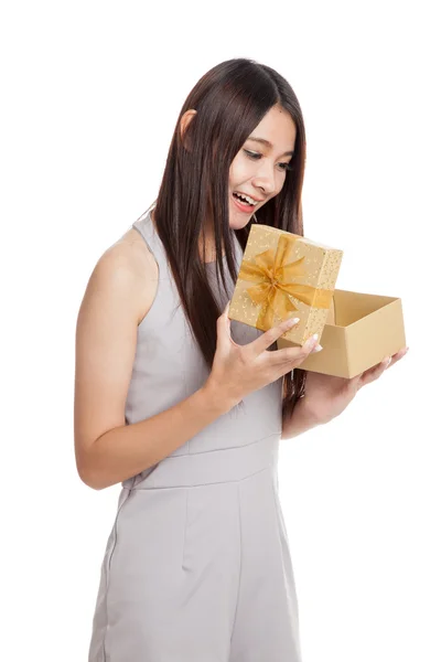 Schöne junge asiatische Frau mit goldenen Geschenk-Box — Stockfoto