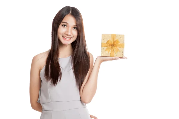 Hermosa mujer asiática joven con caja de regalo de oro —  Fotos de Stock