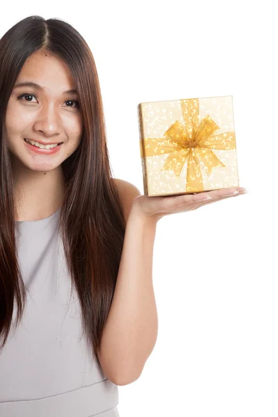 Mulher asiática nova bonita com caixa de presente dourada — Fotografia de Stock