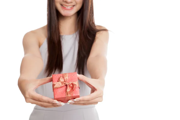 Nahaufnahme einer roten Geschenkbox in der Hand einer jungen asiatischen Frau — Stockfoto