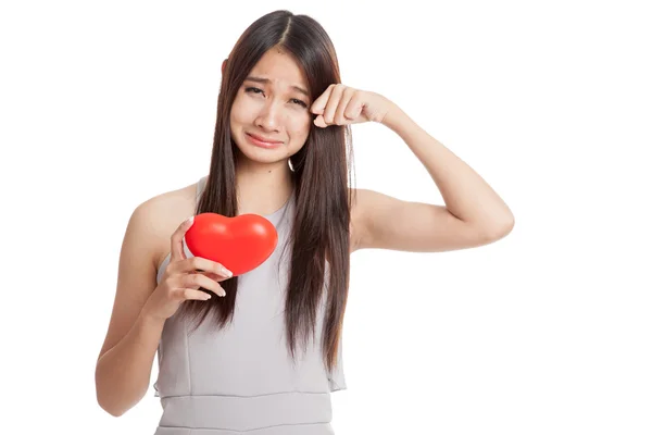 Bella giovane donna asiatica piangere con il cuore rosso — Foto Stock
