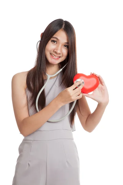Bella giovane donna asiatica con cuore rosso e stetoscopio — Foto Stock