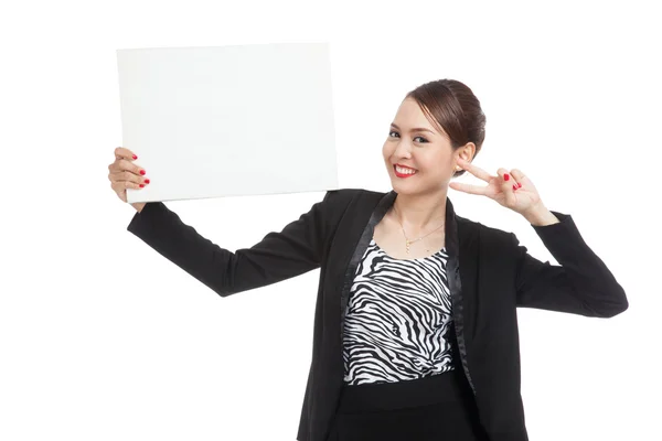 Joven mujer de negocios asiática muestra signo de victoria con signo en blanco —  Fotos de Stock