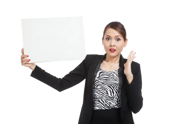 Jonge Aziatische zakelijke vrouw verrassen met witte leeg bord — Stockfoto