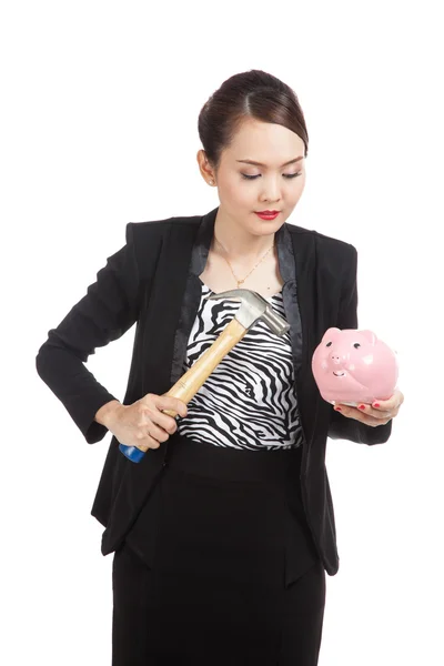 Aziatische zakenvrouw met varken munt bank en hammer — Stockfoto