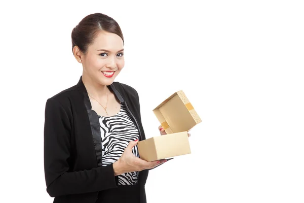 Jonge Aziatische zakenvrouw openen een gouden geschenkdoos — Stockfoto