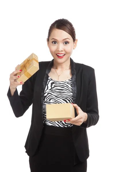 年轻的亚洲业务女人打开一个金色礼品盒 — 图库照片