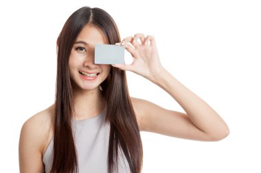 Güzel genç Asyalı kadın boş bir kart tutun