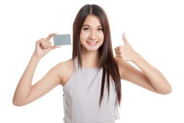 Güzel genç Asyalı kadın boş bir kart tutun