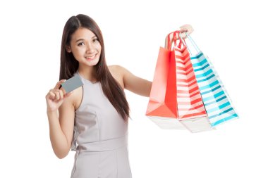Güzel genç Asyalı kadın alışveriş torbaları ve kredi kartı ile