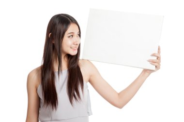 Güzel genç Asyalı kadın boş işareti ile