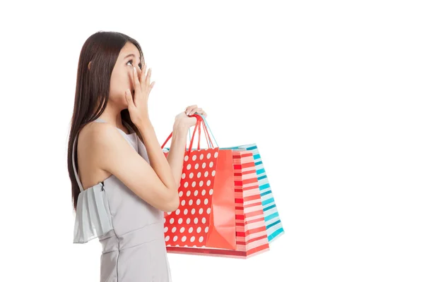 Excitada bela jovem mulher asiática com sacos de compras — Fotografia de Stock