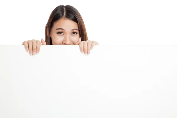 Schöne junge asiatische Frau hinter einem leeren Schild — Stockfoto