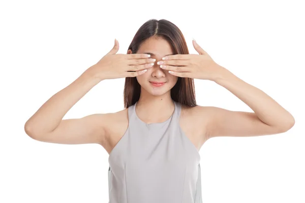 Jonge Aziatische vrouw sluit haar ogen met handen — Stockfoto