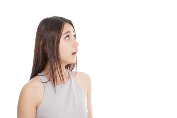 Vacker ung asiatisk kvinna chockad och titta upp — Stockfoto