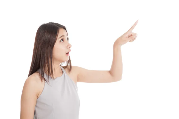 Mooie jonge Aziatische vrouw geschokt en punt omhoog — Stockfoto