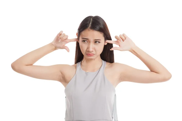 年轻的亚裔女子阻止两只耳朵都用手指 — 图库照片