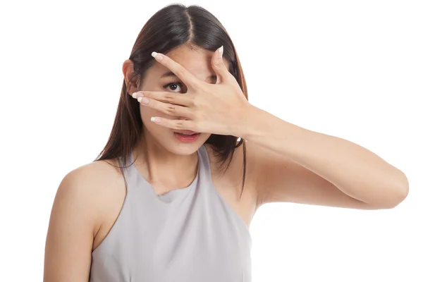 Schöne junge asiatische Frau guckt durch Finger — Stockfoto