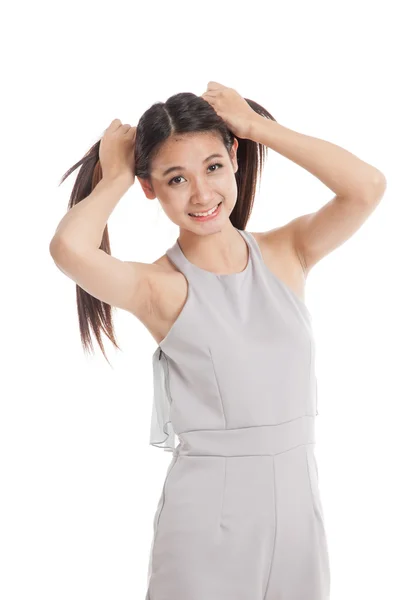 Mutlu güzel genç Asyalı kadın oyun saç — Stok fotoğraf