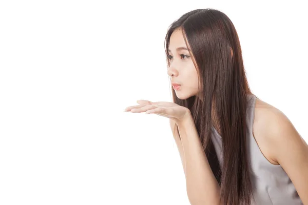Krásná mladá asijská žena vyhodit polibek — Stock fotografie
