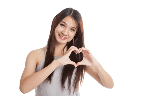 Bella giovane donna asiatica con mano a forma di cuore — Foto Stock