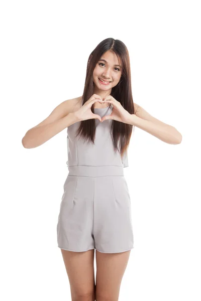 Hermosa joven mujer asiática con corazón en forma de mano — Foto de Stock
