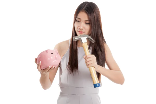 Beautiful young Asian woman with piggy bank and hammer — Stock Photo, Image