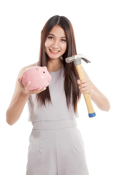 Beautiful young Asian woman with piggy bank and hammer — Stock Photo, Image