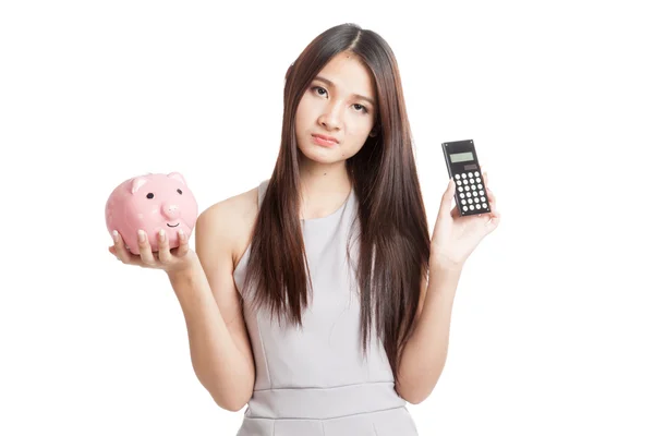 Niezadowolony młoda kobieta Azji z piggy bank i kalkulator — Zdjęcie stockowe