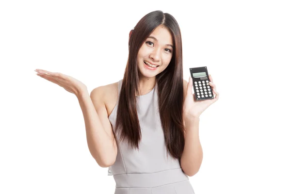 Heureuse jeune femme asiatique avec calculatrice — Photo