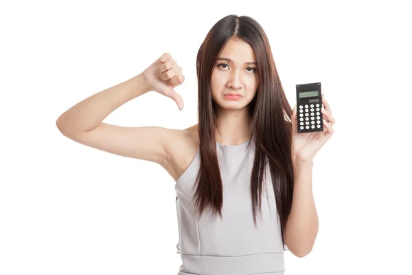 Ongelukkige jonge Aziatische vrouw duim omlaag met calculator — Stockfoto