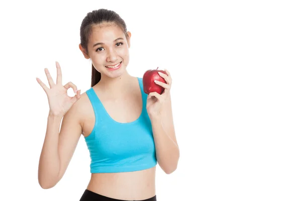 Hermosa chica sana asiática muestran signo OK con manzana roja — Foto de Stock