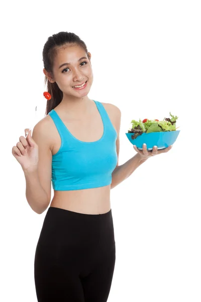 Hermosa chica sana asiática disfrutar comiendo ensalada — Foto de Stock